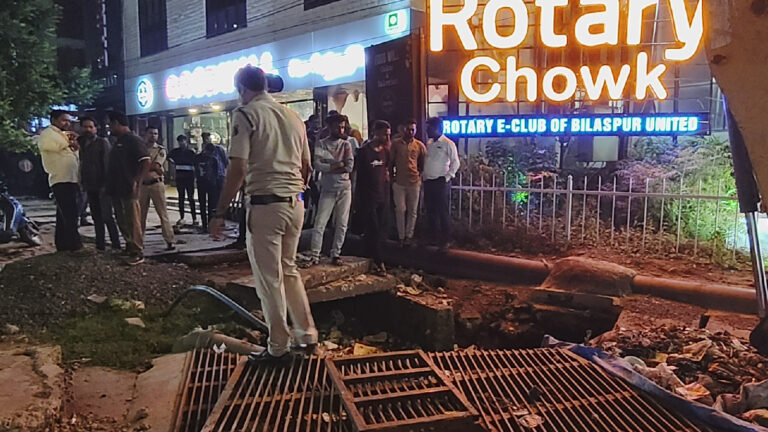 *रोटरी चौक के नाले से युवक की लाश मिलने से मचा हड़कंप, सिविल लाइन पुलिस ने शुरू की जांच…. पढ़े पूरी खबर*