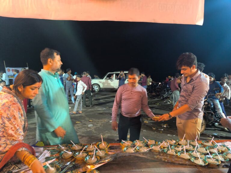 *समाजसेवी प्रवीण झा ने महामाया दरबार में किए दर्शन, श्रद्धालुओं को वितरित किया प्रसाद*