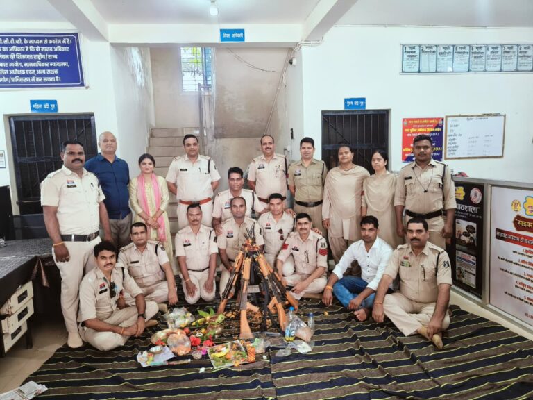 *थाना प्रभारी प्रदीप आर्य के नेतृत्व में सकरी थाना में धूमधाम से मनाई गई शस्त्र पूजा*