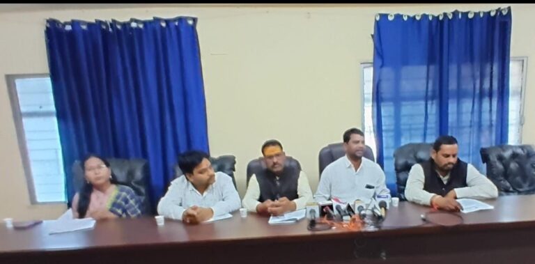 *सहकारी समिति कर्मचारी और धान खरीदी ऑपरेटरों की हड़ताल 12वें दिन भी जारी, शासन से नहीं बनी सहमति – कर्मचारियों ने प्रेस क्लब में रखी अपनी बात*, 