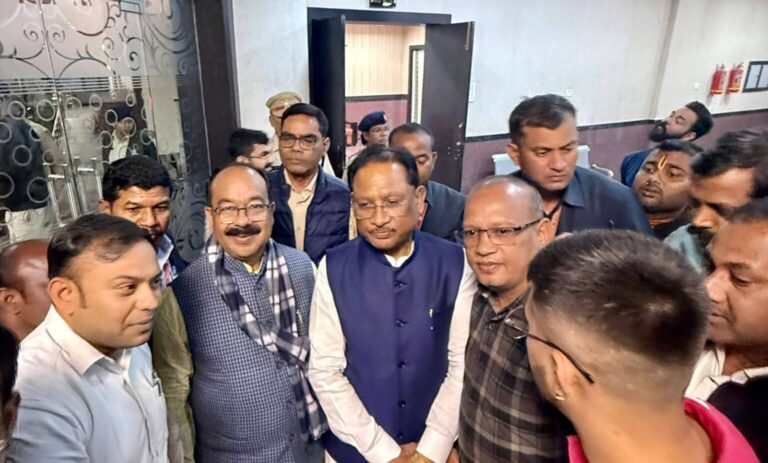 *मुख्यमंत्री विष्णुदेव साय से मिली प्रेस क्लब बिलासपुर की नई कार्यकारिणी—शपथ ग्रहण व भवन लोकार्पण हेतु दिया निमंत्रण*”