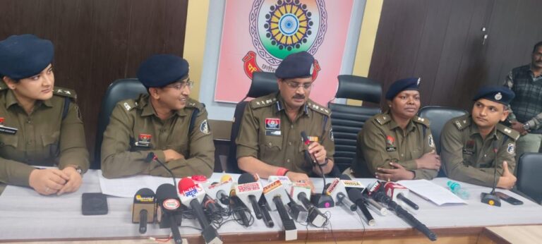 *देशी कट्टा दिखाकर पेट्रोल पंपों में लूट करने वाले अंतरजिला गिरोह पर  पुलिस की बड़ी कार्रवाई, तीन आरोपी गिरफ्तार*