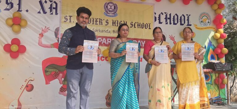 *सेंट जेवियर हाई स्कूल में मातृ-पितृ दिवस का भव्य आयोजन, बच्चों ने चरण स्पर्श कर लिया आशीर्वाद*