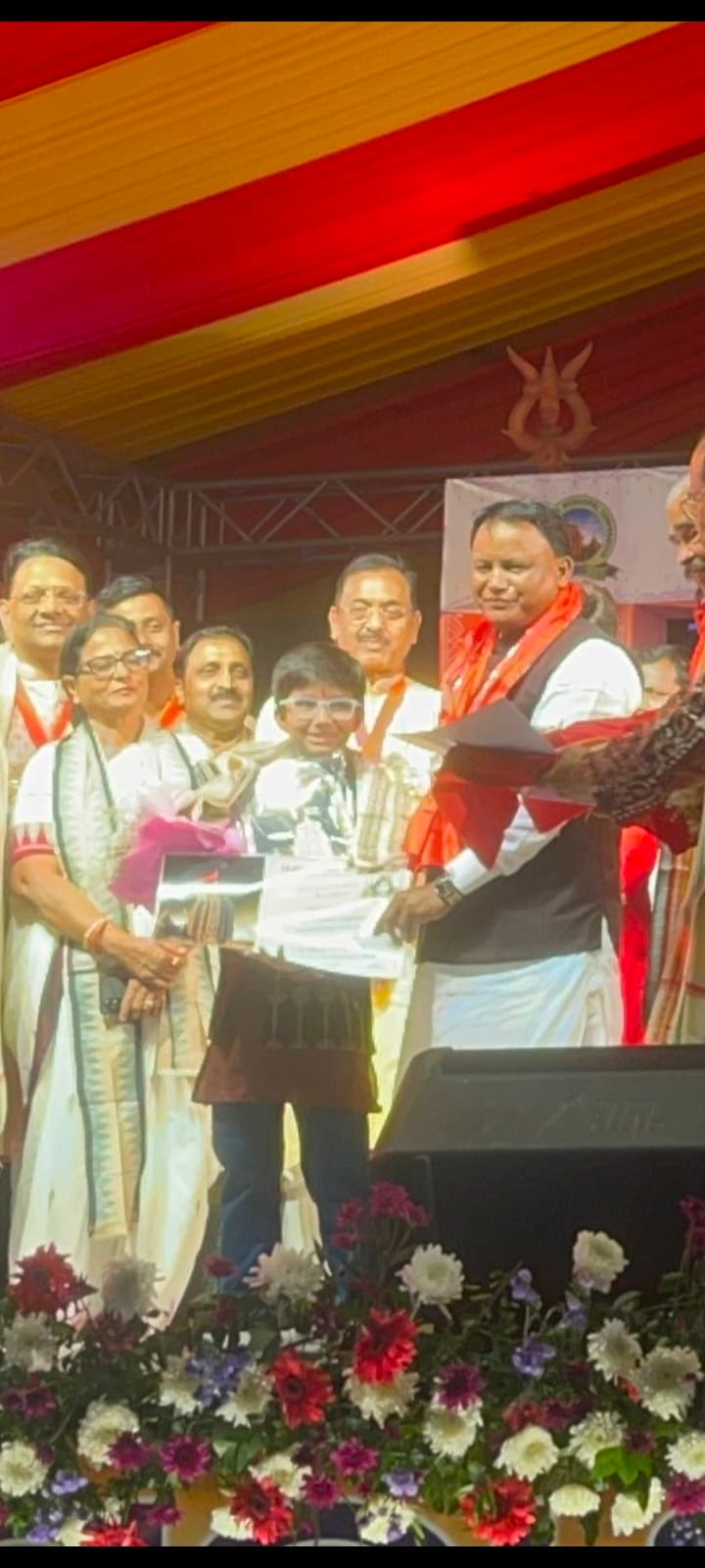 *बाल कलाकार तनिष्क वर्मा को उड़ीसा के मुख्यमंत्री श्री मोहन मांझी ने किया सम्मानित, लिंगराज मंदिर में भजन से जीता लाखों का दिल*”