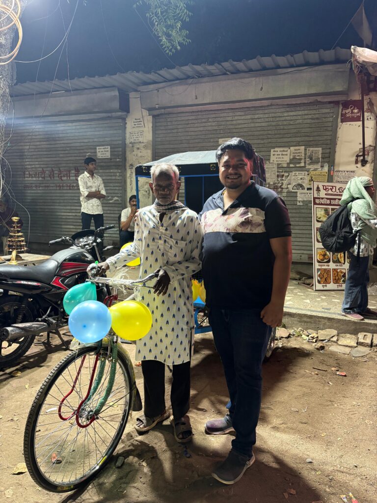 *मानवता की मिसाल: होलिका दहन की रात जला रिक्शा, रामसेतु चौक समिति ने बुजुर्ग को दी आर्थिक सहायता*