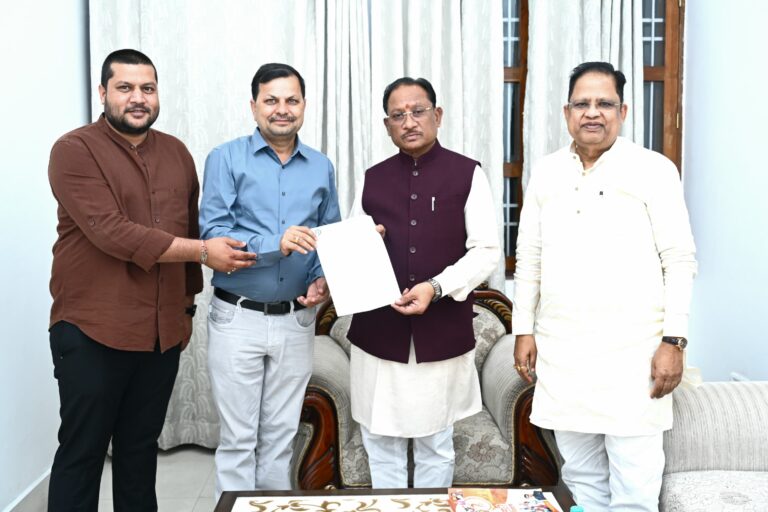 *अयोध्या यात्रा: रामभक्त प्रवीण झा ने मुख्यमंत्री विष्णु देव साय को सौंपा आमंत्रण पत्र*