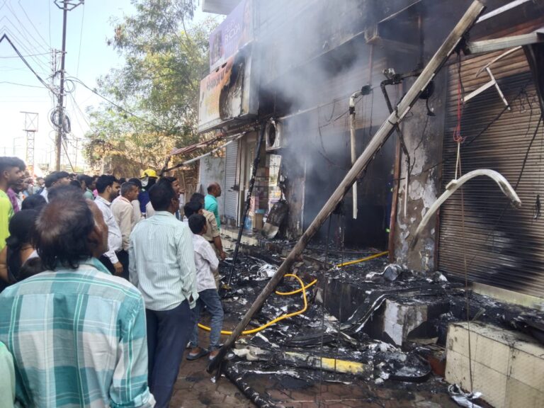 *प्रताप चौक में आग का कहर: ‘साक्षी फैशन’ शोरूम राख, दमकल की लेट-लतीफी पर उठे सवाल*