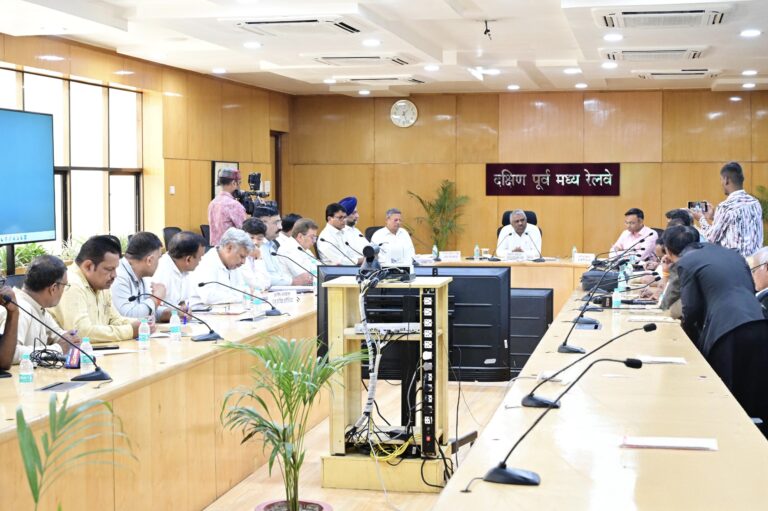 *दक्षिण पूर्व मध्य रेलवे ने रचा नया इतिहास: 261 मिलियन टन माल ढुलाई, 8.30 करोड़ यात्रियों को दी सेवा*”