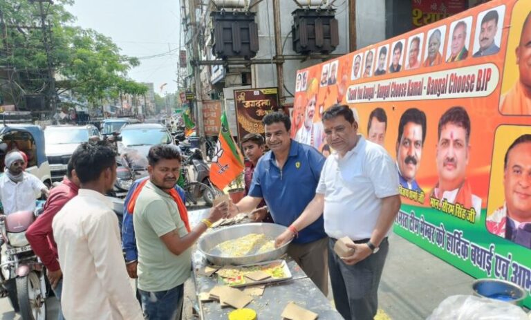 *बिलासपुर में BJP की बंगाल जीत का अनोखा जश्न: सराफा अध्यक्ष कमल सोनी ने बांटी झालमुड़ी……कार्यकर्ताओं के साथ साझा की खुशी, बोले—यह जनता के विश्वास और विकास की जीत*