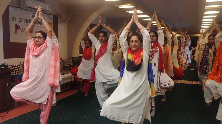 *सेंट जेवियर्स हाई स्कूल , व्यापारविहार में अंतर्राष्ट्रीय योग दिवस उत्साहपूर्वक मनाया गया*