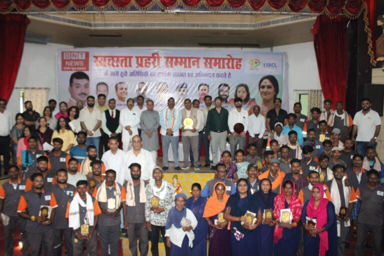 *स्वच्छता प्रहरियों, मेधावी विद्यार्थियों और समाजसेवियों का हुआ सम्मान, लखीराम ऑडिटोरियम में सजा सम्मान समारोह*