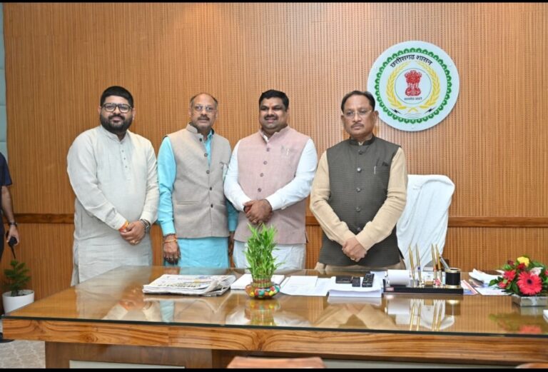 *मुख्यमंत्री विष्णु देव साय को बोल बम समिति के संयोजक जितेन्द्र वर्मा ने 17 अगस्त को आयोजित विशाल बोल बम कांवर यात्रा में किया आमंत्रित*