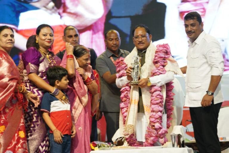 *बहतराई स्टेडियम में बिखरा तीजा तिहार का रंग, मुख्यमंत्री साय ने दीं कई सौगातें  माताओं-बहनों की आस्था और नारी शक्ति का दिखा भव्य संगम, चोरहादेवरी अब कहलाएगा ‘रामदेवरी*’