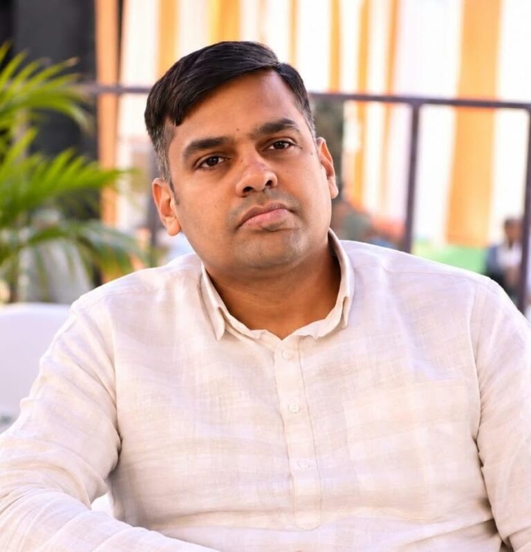 *सरकार और सड़क ठेकेदारों के बीच विवाद का खामियाजा बेलतरा की जनता क्यों भुगते – अंकित गौरहा* 